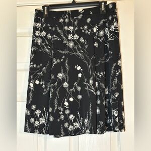 NWOT Gilli floral print skirt.